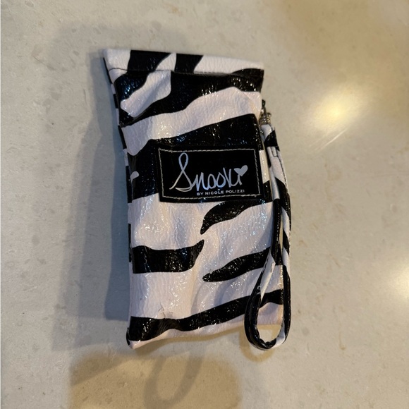 Snooki by Nicole Polizzi sunglasses.  Comes with case as shown - Picture 4 of 6